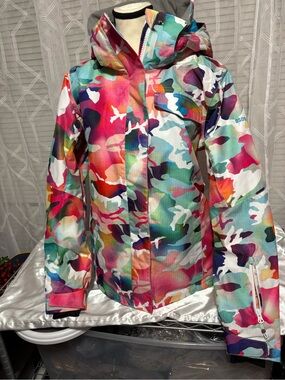 GSOU Snow women’s Medium ski/snowboarding jacket sleeve pass waterproof